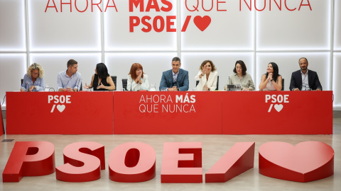 EuropaPress_7740745_i_d_secretaria_estudios_programas_portavoz_comision_ejecutiva_federal_psoe Miembros de la ejecutiva del PSOE con el presidente Pedro Sánchez en el centro en la jornada de inicio del curso político.