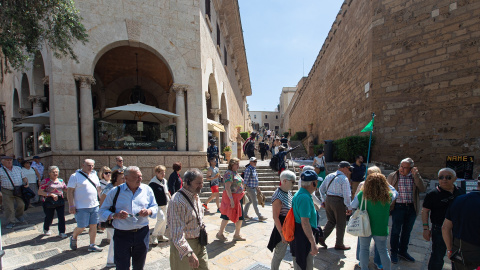 Grupo de turistas haciendo una visita guiada por las calles de Palma de Mallorca en una imagen de archivo. Grupo de turistas haciendo una visita guiada por las calles de Palma de Mallorca en una imagen de archivo.