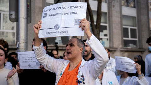 Médicos manifestándose durante una concentración, frente al Hospital Gregorio Marañón, en la primera jornada de huelga general del sector médico a 16 de febrero de 2026, en Madrid (España).