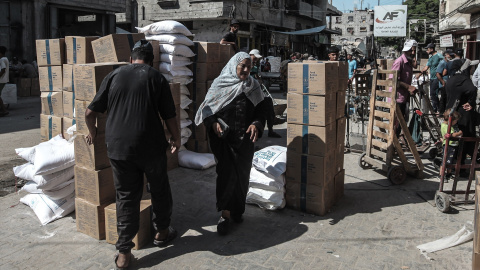 Palestinos recogiendo los víveres brindados por el Programa Mundial de Alimentos en Nuseirat.