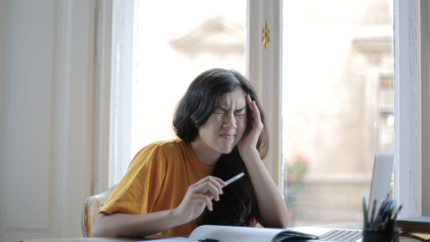 Mujer con dolor de cabeza