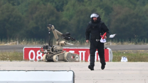 Un operario retira explosivos por el ataque con drones rusos en el aeropuerto de Leipzig, a 5 de agosto de 2026. Un operario retira explosivos por el ataque con drones rusos en el aeropuerto de Leipzig, a 5 de agosto de 2026.