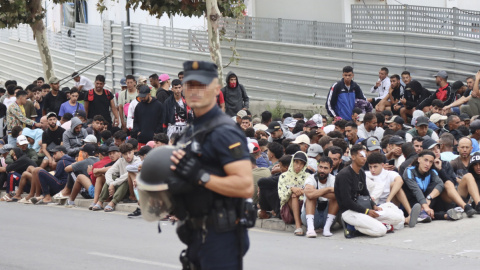 Continúan las aglomeraciones de migrantes en las inmediaciones del embolsamiento de Loma Colmenar para acceder a la zona, en Ceuta.