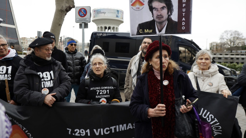 EuropaPress_7278607_decenas_personas_protestan_puertas_juzgados_plaza_castilla_10_febrero_2026 (1) Decenas de personas protestan a las puertas de los juzgados de Plaza Castilla, a 10 de febrero de 2026, en Madrid (España).