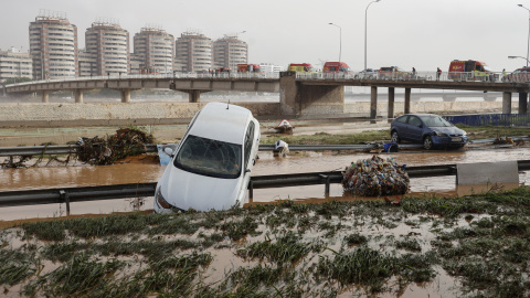 Vehículos en los alrededores de la V-30 tras el paso de la DANA, a 30 de octubre de 2024, en València.