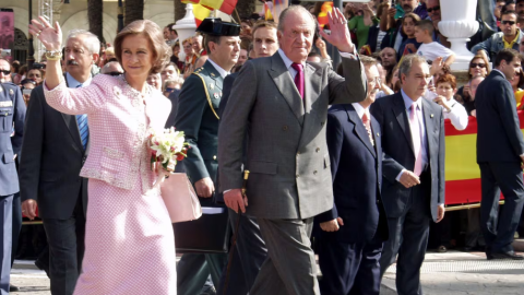 El rey y reina eméritos, Juan Carlos I y Sofía, durante su visita oficial a Ceuta en 2007. El rey y reina eméritos, Juan Carlos I y Sofía, durante su visita oficial a Ceuta en 2007.
