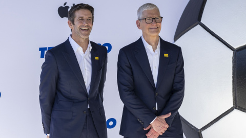 John Ternus (i) y Tim Cook (d) en una imagen de archivo.