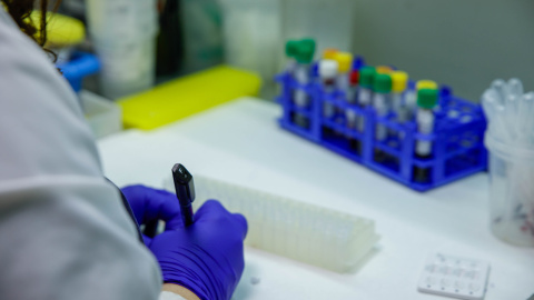 Una persona trabaja en el laboratorio del Instituto de Medicina Legal de Cataluña, a 20 de mayo de 2026, en Barcelona, Catalunya (España). Una persona trabaja en el laboratorio del Instituto de Medicina Legal de Cataluña, a 20 de mayo de 2026, en Barcelona, Catalunya (España).