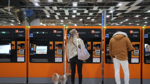 Tanto los servicios de Cercanías como Rodalies están incluidos dentro del Abono Único. Tanto los servicios de Cercanías como Rodalies están incluidos dentro del Abono Único.