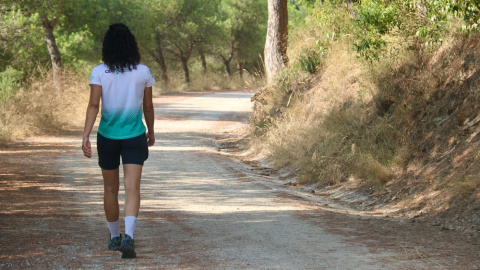 Una dona camina en un dels accessos al passeig de les Aigües, a Collserola.