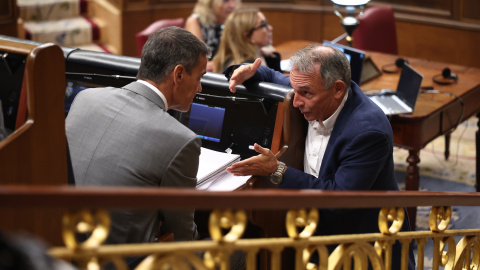 El presidente del Gobierno, Pedro Sánchez, y el diputado de IU Enrique Santiago en el pleno del Congreso.