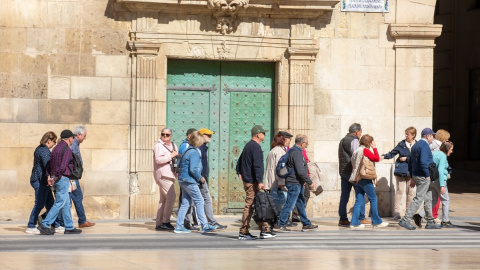 Grupos de turistas pasean por el centro de Alicante.