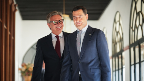 El presidente de la Junta, Juanma Moreno, junto al líder de Vox en Andalucía, Manuel Gavira.