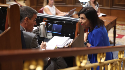 Robles Sánchez Pedro Sánchez y Margarita Robles, durante el Pleno de este jueves.