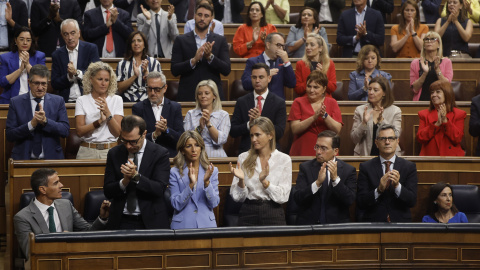 El presidente del Gobierno recibe el aplauso de la bancada socialista en el Congreso. El presidente del Gobierno recibe el aplauso de la bancada socialista en el Congreso.