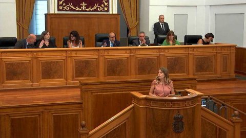 Una diputada del PP fuerza su expulsión de las Cortes de Castilla-La Mancha por negarse a dejar de hablar de Ceuta