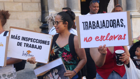 Concentració a la plaça Sant Jaume de Barcelona del passat 25 d'agost de les Kellys Unió Catalunya per denunciar la precarietat laboral de les cambreres d'habitacions d'hotel.