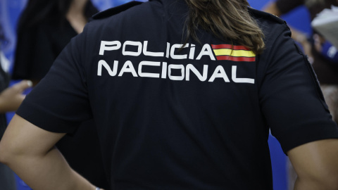 MADRID, 26/08/2026.- Rueda de prensa de la Policía Nacional para informar de la detención de dos hombres en el barrio madrileño de Puente de Vallecas acusados de cinco atracos en establecimientos de alimentación, fundamentalmente regentados por ciudadanos de origen chino, así como en gasolineras en Madrid, Getafe y Coslada, en los que utilizaban pistolas, un hacha y un pico. EFE/Marcos Villaoslada