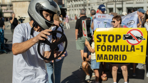 Una persona durante un acto contra la construcción del circuito urbano de Fórmula 1 en Madrid. Una persona durante un acto contra la construcción del circuito urbano de Fórmula 1 en Madrid.