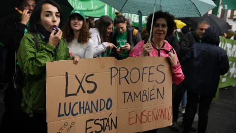 Dos mujeres sujetan una pancarta durante una manifestación por la educación pública en Madrid, en una imagen de archivo.