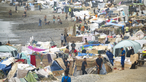 Centenares de migrantes acampan en la playa del Trampolín, a 3 de septiembre de 2026, en Ceuta.