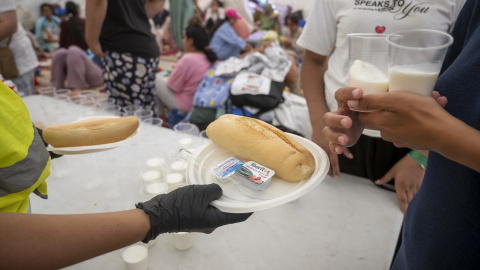 Varios niños y niñas migrantes se refugian bajo una carpa, a 27 de agosto de 2026, en Ceuta (España).