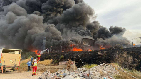 Un incendio de vegetación alcanza un centro de reciclaje en Cuenca y genera una enorme columna de humo