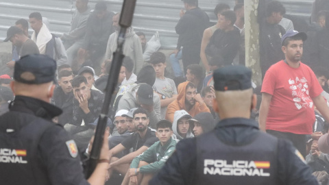 Migrantes concentrados en las inmediaciones de la explanada de embolsamiento de Loma Colmenar de Ceuta con la esperanza de conseguir una plaza en un nuevo centro de acogida.
