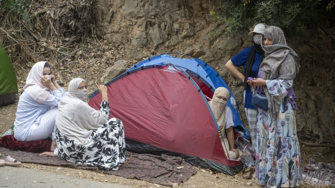 Decenas de mujeres migrantes con sus hijos esperan a ser alojados en el Centro Ecuestre. Decenas de mujeres migrantes con sus hijos esperan ¡a ser alojados en el Centro Ecuestre.