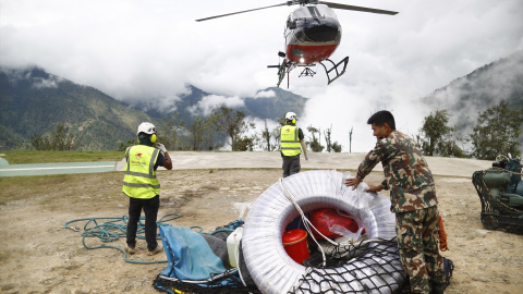 Helicóptero del rescate en Rasuwa (Nepal).