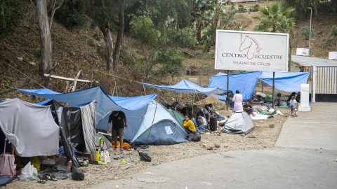 (Foto de ARCHIVO)Familias migrantes esperan a las puertas del Centro Ecuestre la Hípica de Ceuta, a 3 de septiembre de 2026, a Ceuta (España). Decenas de mujeres migrantes con sus hijos esperan en campamentos improvisados a ser alojados en el Centro Ecuestre. La Hípica empezó a recibir el 31 de agosto a mujeres y niñas migrantes que permanecían en distintos asentamientos provisionales de la ciudad, dentro del dispositivo puesto en marcha para desmantelar estos campamentos y trasladar a sus ocupantes a los espacios provisionales de acogida habilitados por las administraciones.Marcos Moreno / Europa Press03 SEPTIEMBRE 2026;CRISIS MIGRATORIA;PIXELADA03/9/2026