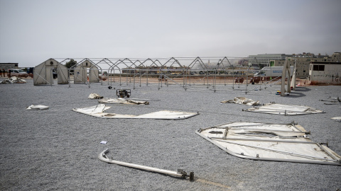 Instalación de carpas de un nuevo espacio de acogida a migrantes, en el barrio de Los Rosales, a 4 de septiembre de 2026, en Ceuta (España). El nuevo centro dará acogida a unos 900 migrantes y su instalación ha generado alarma entre los vecinos al situarse junto a la escuela infantil Nuestra Señora de África.Marcos Moreno / Europa Press04 SEPTIEMBRE 2026;MIGRANTES;ESPACIO;OBRAS;CARPAS;GUARDERÍA;OBREROS;OPERARIOS;04/9/2026