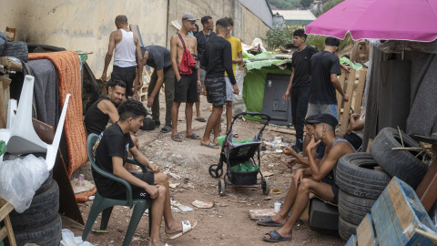 EuropaPress_7749005_varios_migrantes_poligono_industrial_tarajal_septiembre_2026_ceuta_espana Varios migrantes en el polígono industrial de El Tarajal, a 4 de septiembre de 2026, en Ceuta (España). Ceuta ha anunciado la adecuación de las seis naves industriales del polígono de El Tarajal con el fin de transformarlas en un centro de acogida. La actuación contempla la instalación de sanitarios, cocinas, habitaciones y otro tipo de dependencias. Según el estado de cada una de las naves, la intervención requerirá también la sustitución de coberturas, trabajos de pintado y otras reparaciones.Marcos Moreno / Europa Press04 SEPTIEMBRE 2026 CRISIS MIGRATORIA04/9/2026