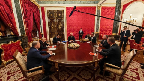 HANDOUT - 05 September 2026, Russia, Moscow: Russian President Vladimir Putin (2nd L) hold talks with US Special Envoy Steve Witkoff and Trump's son-in-law Jared Kushner, in the presence of the Kremlin's foreign policy adviser Yuri Ushakov (L) at the Kremlin. (Best Possible Quality) Photo: -/Kremlin/dpa - ATTENTION: editorial use only and only if the credit mentioned above is referenced in full05/9/2026 ONLY FOR USE IN SPAIN