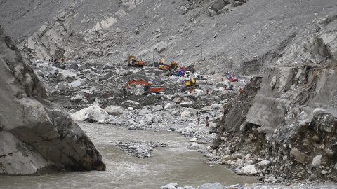 Excavadoras trabajando en Nepal tras la riada.