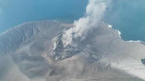 El volcán Anak Krakatau en erupción.