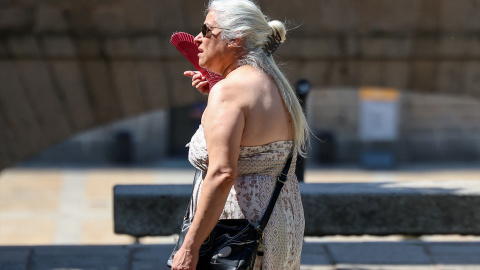 Una mujer abanicándose por las altas temperaturas en una imagen de archivo. Una mujer abanicándose por las altas temperaturas en una imagen de archivo.