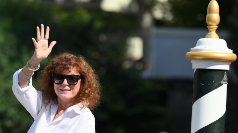 6a1594bed8be05f3e178f31585185dab2d5e1272w FOTODELDIA Venecia, 05/09/2026.- La actriz estadounidense Susan Sarandon saluda a su llegada al muelle del Hotel Excelsior, con motivo del Festival Internacional de Cine de Venecia, 5 de septiembre de 2026. EFE/ETTORE FERRARI