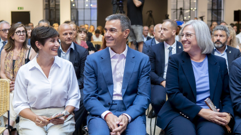 El presidente del Gobierno, Pedro Sánchez, acompañado por la ministra de vivienda, Isabel Rodríguez, clausura el acto ‘Más vivienda pública, más vivienda asequible’, a 7 de septiembre de 2026