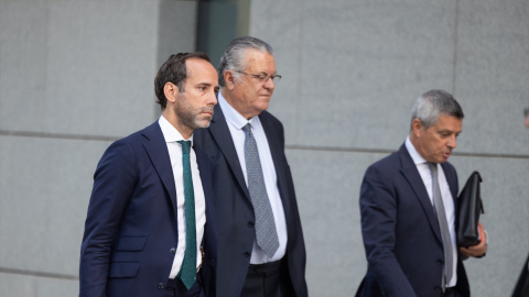El presidente de Plus Ultra Julio Martínez Sola (centro), a su llegada a la Audiencia Nacional.