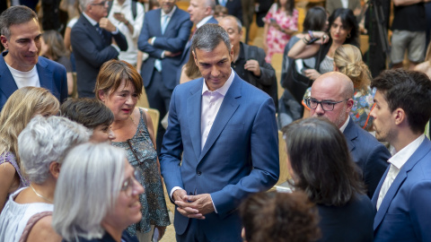Sánchez conversa con asistentes al acto Más vivienda pública, más vivienda asequible, este lunes. Sánchez conversa con asistentes al acto Más vivienda pública, más vivienda asequible, este lunes.