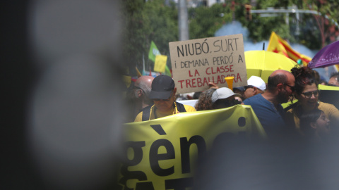Una pancarta contra la conseller Esther Niubó, durant la manifestació de docents a Barcelona