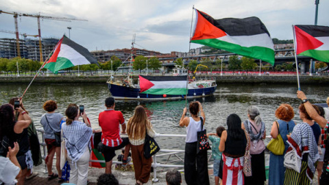 Colectivos sociales en solidaridad con Palestina dan la bienvenida a uno de los barcos que forman la Flotilla de la Libertad con destino a Gaza, a 5 de septiembre, en Bizkaia.