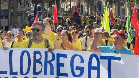 Manifestació arribant als Serveis Territorials d’Educació a Sant Feliu de Llobregat Manifestació arribant als Serveis Territorials d’Educació a Sant Feliu de Llobregat