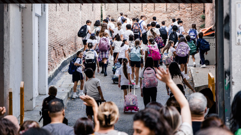 Varios niños de camino a la escuela en la entrada del colegio, a 7 de septiembre de 2026, en Madrid.