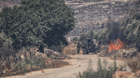 Soldados israelíes durante un ataque de colonos israelíes en Cisjordania, a 26 de junio de 2025.
