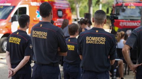 Varios bomberos de Barcelona junto a sus camiones. Varios bomberos de Barcelona junto a sus camiones.