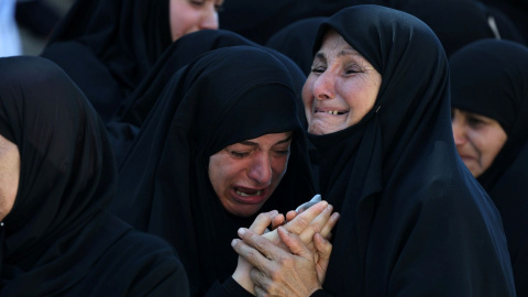 Dos mujeres lloran durante el cortejo fúnebre por las víctimas mortales de un ataque aéreo israelí en la aldea de Kfar Rumman, en el sur del Líbano, el 8 de septiembre de 2026.