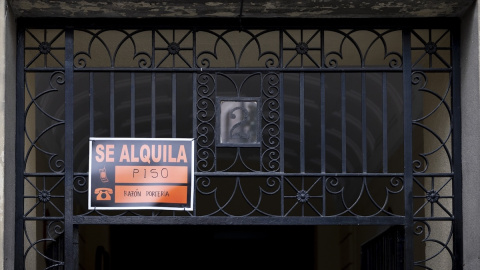Los carteles de "se alquila" han perdido protagonismo respecto a las grandes plataformas de anuncios inmobiliarios.