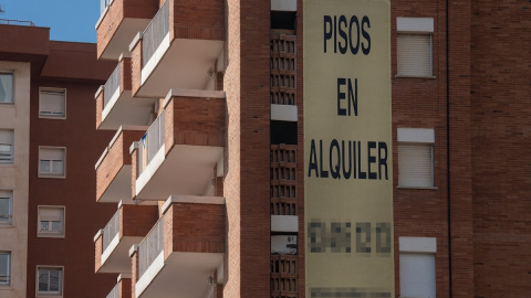 Cartel de alquiler de viviendas en la fachada de un edificio de Barcelona. Cartel de alquiler de viviendas en la fachada de un edificio de Barcelona.